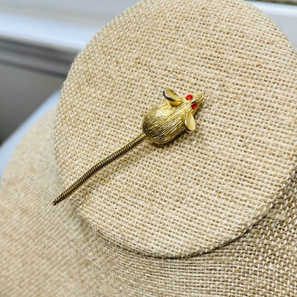 Vintage Jewelry - Vintage Mouse Brooch